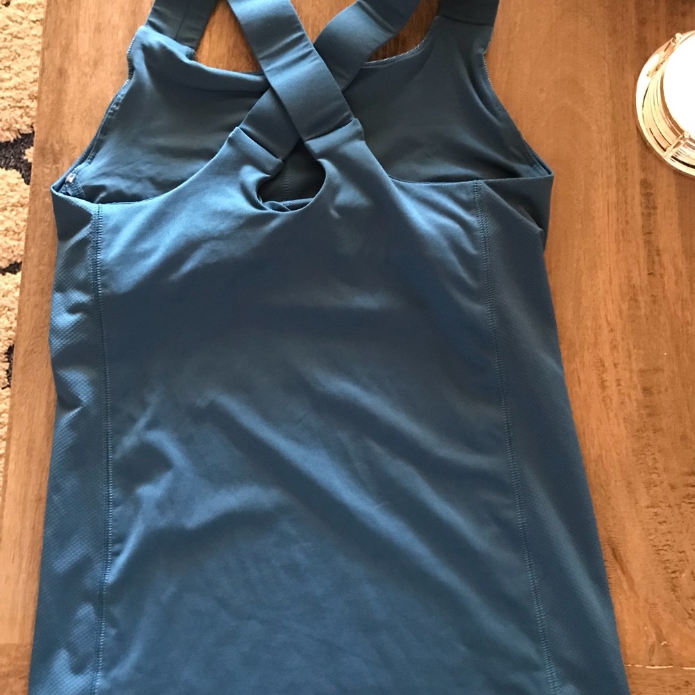Workout top - Picture 2 of 3